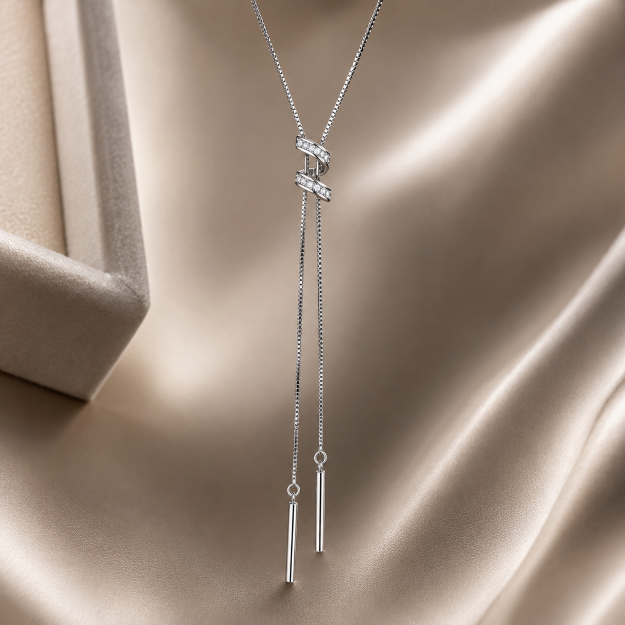 Simple chain with long tassel